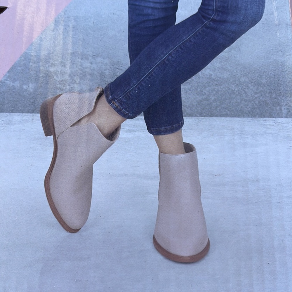 LADIES SIDE CUT BOOTIES-New-Size 7